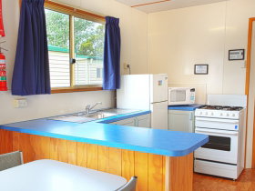 Discovery Holiday Parks  Hadspen Cosy Cabins - Tourism Caloundra 1