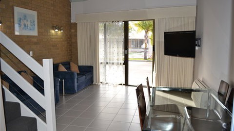 Lake Edge Resort - Tourism Caloundra 1
