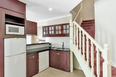 Canterbury International Hotel - Tourism Caloundra 2