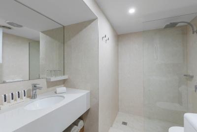 Canterbury International Hotel - Tourism Caloundra 3