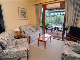 Coach House St Helens Cottages - Tourism Caloundra 1