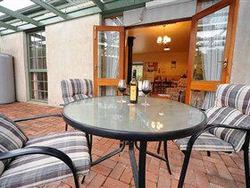 Coach House St Helens Cottages - Tourism Caloundra 3