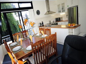 Boats And Bedzzz - The Murray Dream Self-contained Moored Houseboat - Tourism Caloundra 1