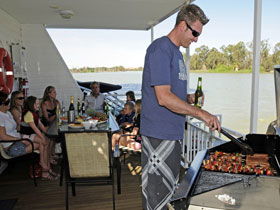 Boats And Bedzzz - The Murray Dream Self-contained Moored Houseboat - Tourism Caloundra 3