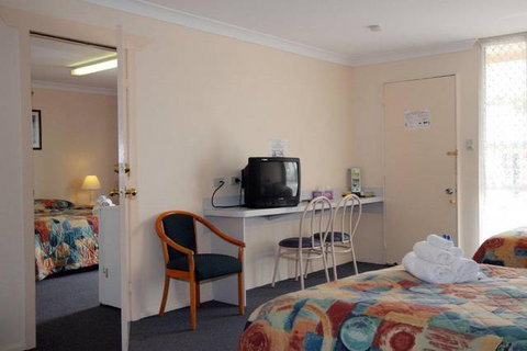 Alexander Motel & Peppercorn Restaurant - Tourism Caloundra 5