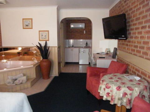BEST WESTERN Colonial Motor Inn Bairnsdale - Tourism Caloundra 3