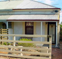 Harriett's Cottage Accommodation Clyde's Cottage - Tourism Caloundra