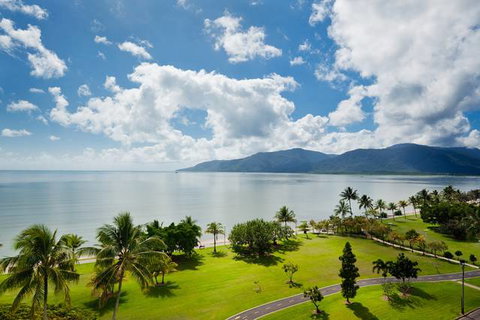Holiday Inn Cairns Harbourside - Tourism Caloundra 2