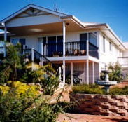 Lovering's Beach Houses - The Whitehouse Emu Bay - Tourism Caloundra