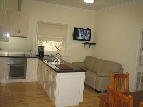 MacDonnell House (Naracoorte Cottages) - Tourism Caloundra 3