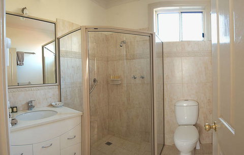 Ross Motel & Caravan Park - Tourism Caloundra 2