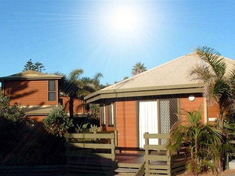 Shelly Beach Cabins - Tourism Caloundra 3