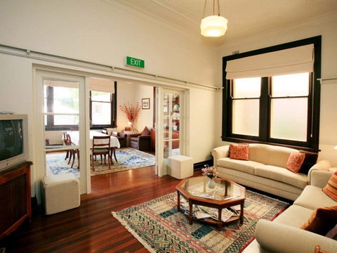 The Bank Guesthouse - Tourism Caloundra 2