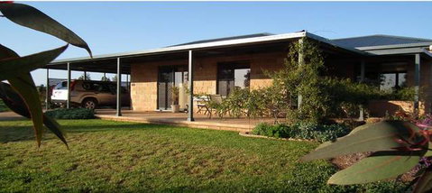 Welcome Cottage Executive Serviced Accommodation - Tourism Caloundra 0