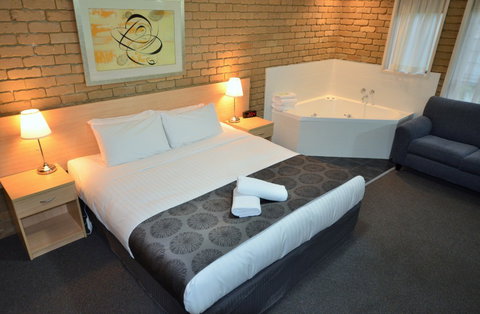 Tropicana Motor Inn - Tourism Caloundra 3