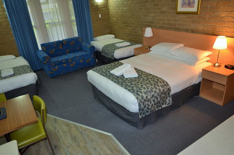 Tropicana Motor Inn - Tourism Caloundra 4