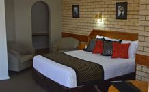 Hilltops Retreat Motor Inn - Young - Tourism Caloundra 1
