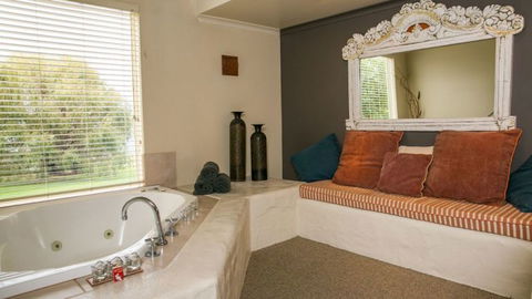 Chimes Spa Retreat - Tourism Caloundra 5
