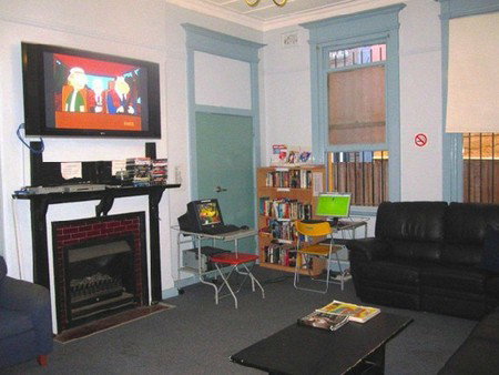 Blue Parrot Backpackers - Tourism Caloundra 3