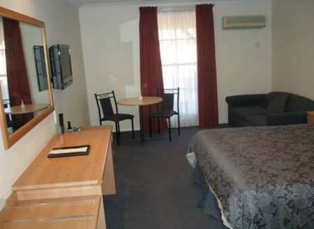 Bushmans Motor Inn - Tourism Caloundra 2