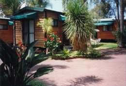 Paradise Park Cabins - Tourism Caloundra 5