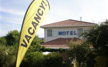 White Lanterns Motel - Armidale - Tourism Caloundra 3