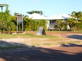 Gee-Dees Family Cabins - Tourism Caloundra 1