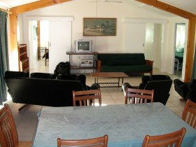 Gee-Dees Family Cabins - Tourism Caloundra 3