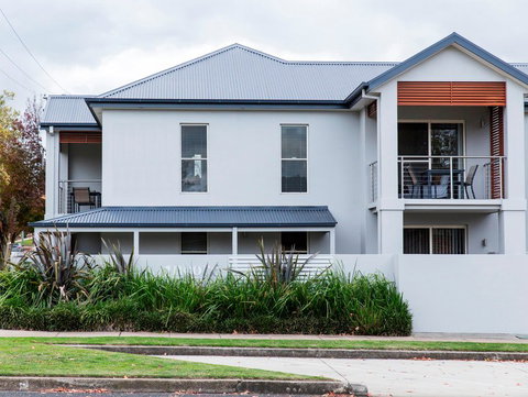 Stay Bathurst - Tourism Caloundra 0