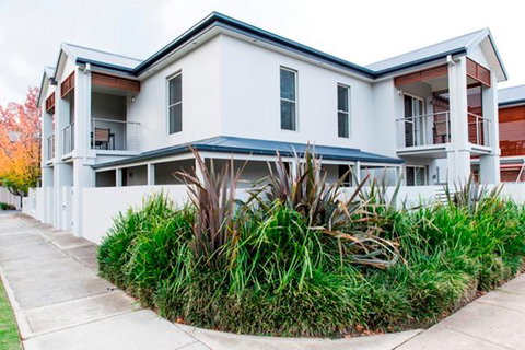 Stay Bathurst - Tourism Caloundra 5