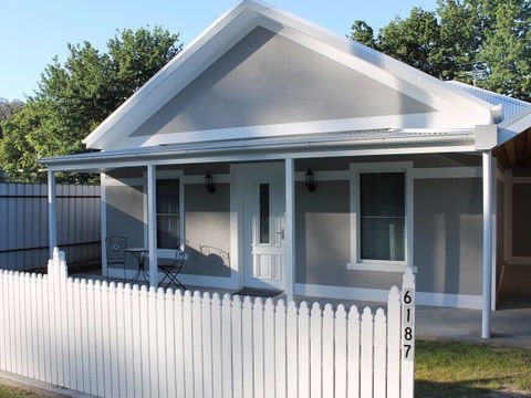 Jessie's Creek Cottage - Tourism Caloundra 0