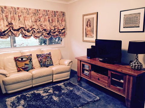 Pizzini's Vineyard Guesthouse - Tourism Caloundra 2