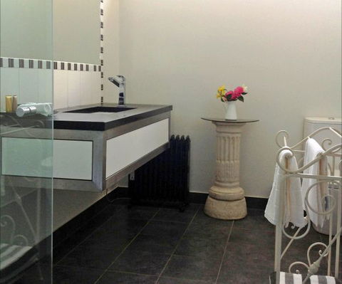 Pizzini's Vineyard Guesthouse - Tourism Caloundra 3