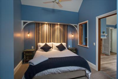 Oak Tree Lodge - Tourism Caloundra 0