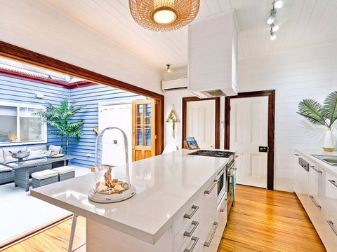 Driftwood Beach House - Tourism Caloundra 1