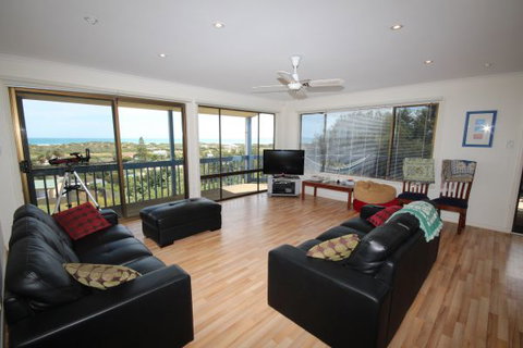 LJ Hooker Goolwa Holiday Rentals - 39 Bradford Road, Goolwa Beach - Tourism Caloundra 0