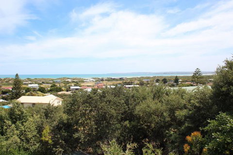LJ Hooker Goolwa Holiday Rentals - 39 Bradford Road, Goolwa Beach - Tourism Caloundra 2