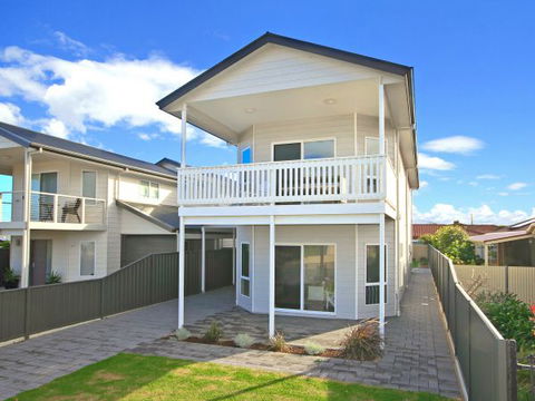 Century 21 SouthCoast: White Caps - Tourism Caloundra 0