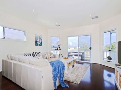 Century 21 SouthCoast: White Caps - Tourism Caloundra 1