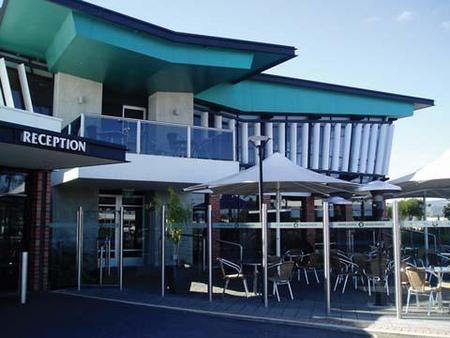 Highlander Hotel Bar Kitchen Rooftop - Tourism Caloundra 0
