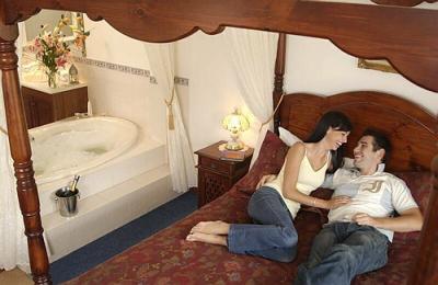 Wine & Roses Bed & Breakfast - Tourism Caloundra 5