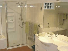 Hugo's B & B - Tourism Caloundra 1