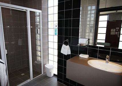 Highlander Hotel Bar Kitchen Rooftop - Tourism Caloundra 4