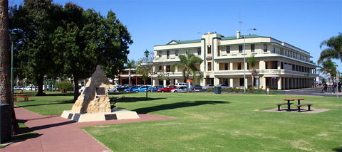 Renmark Hotel/Motel & Function Centre - Tourism Caloundra 8