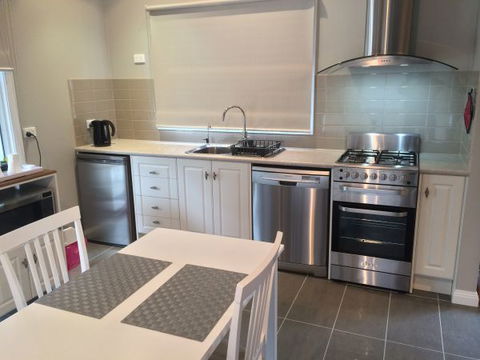 High Peaks Cottages - Tourism Caloundra 2