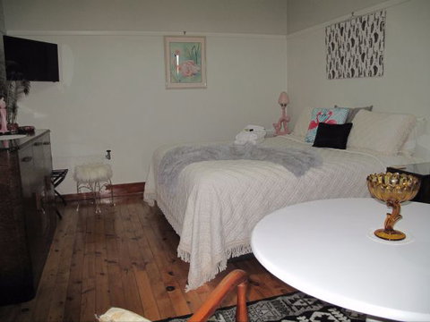 B&B Wodonga - Art Deco Accommodation - Tourism Caloundra 2