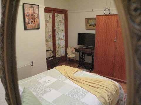 B&B Wodonga - Art Deco Accommodation - Tourism Caloundra 4