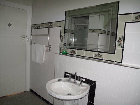 B&B Wodonga - Art Deco Accommodation - Tourism Caloundra 9