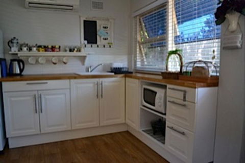 Garden Cottage B And B - Tourism Caloundra 2