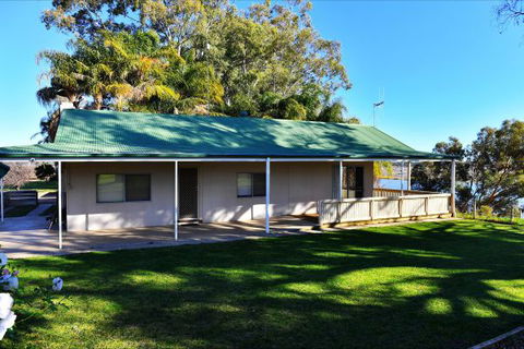 Mundic Waterfront Cottages - Tourism Caloundra 1